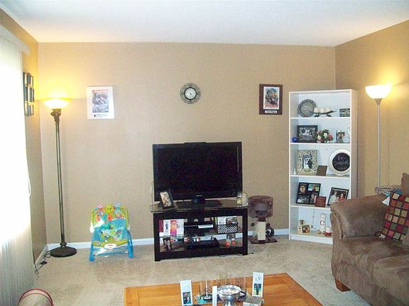 3rd image of 512 Rose Hill Dr