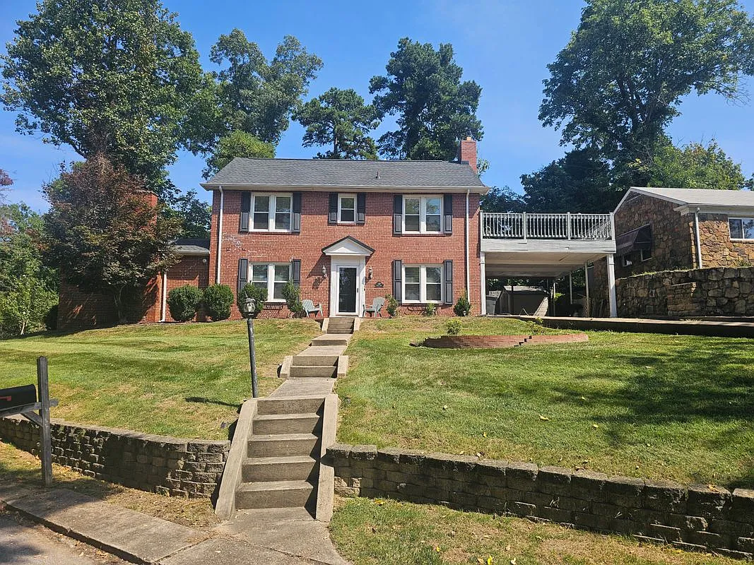 3 bed, 2.5 bath, 2030 sqft, $2,200 — Photo 1