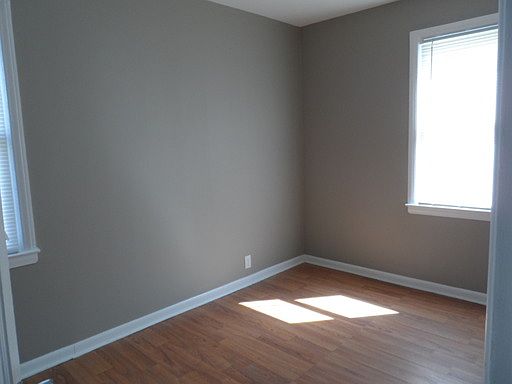 4th image of 901 Queen Ave N