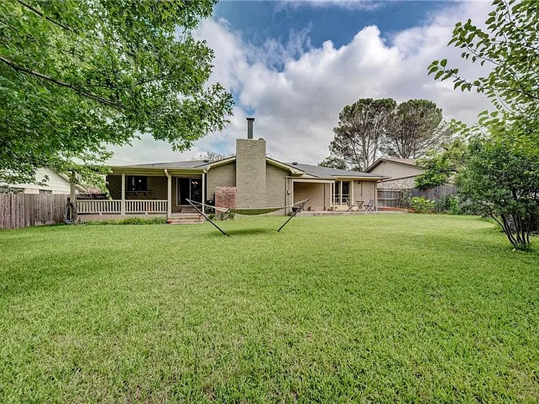 402 Greenwood Dr — Photo 2