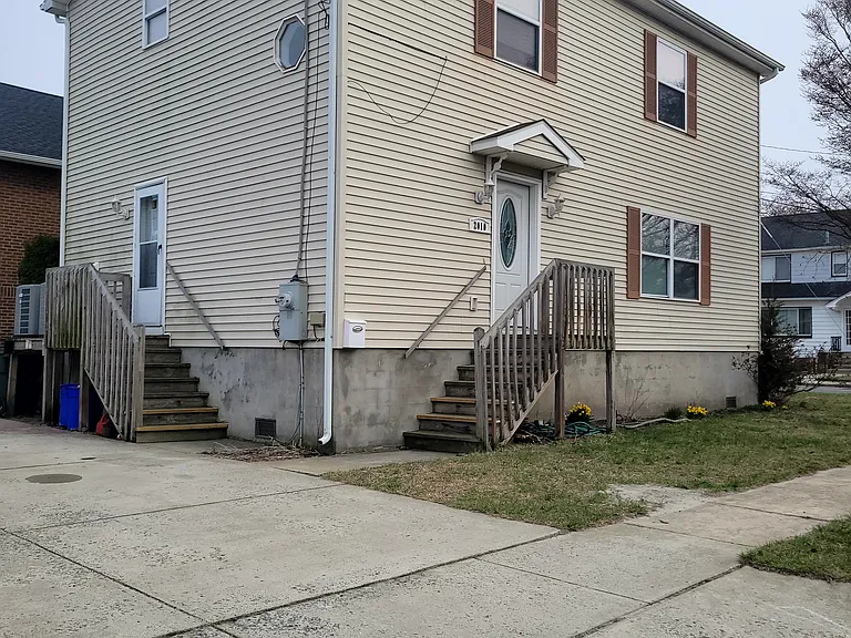 2010 Grammercy Ave — Photo 2