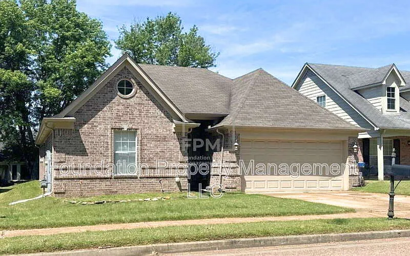 3 bed, 2.0 bath, 1585 sqft, $1,600 — Photo 1