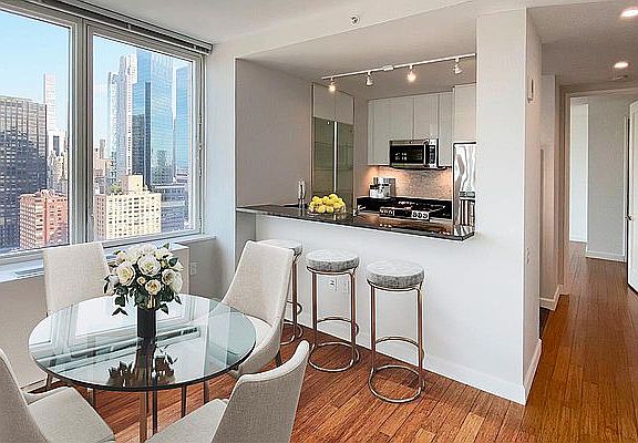 3rd image of 160 W 62nd St APT 41E