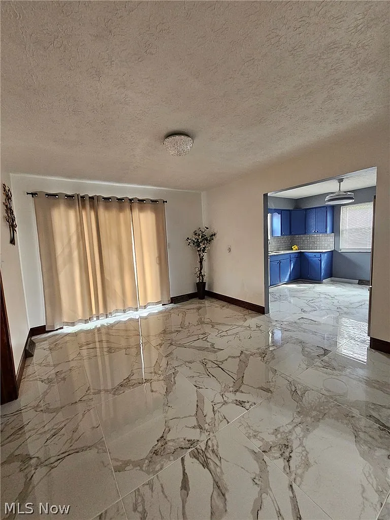 4 bed, 2.5 bath, 2660 sqft, $2,600 — Photo 3