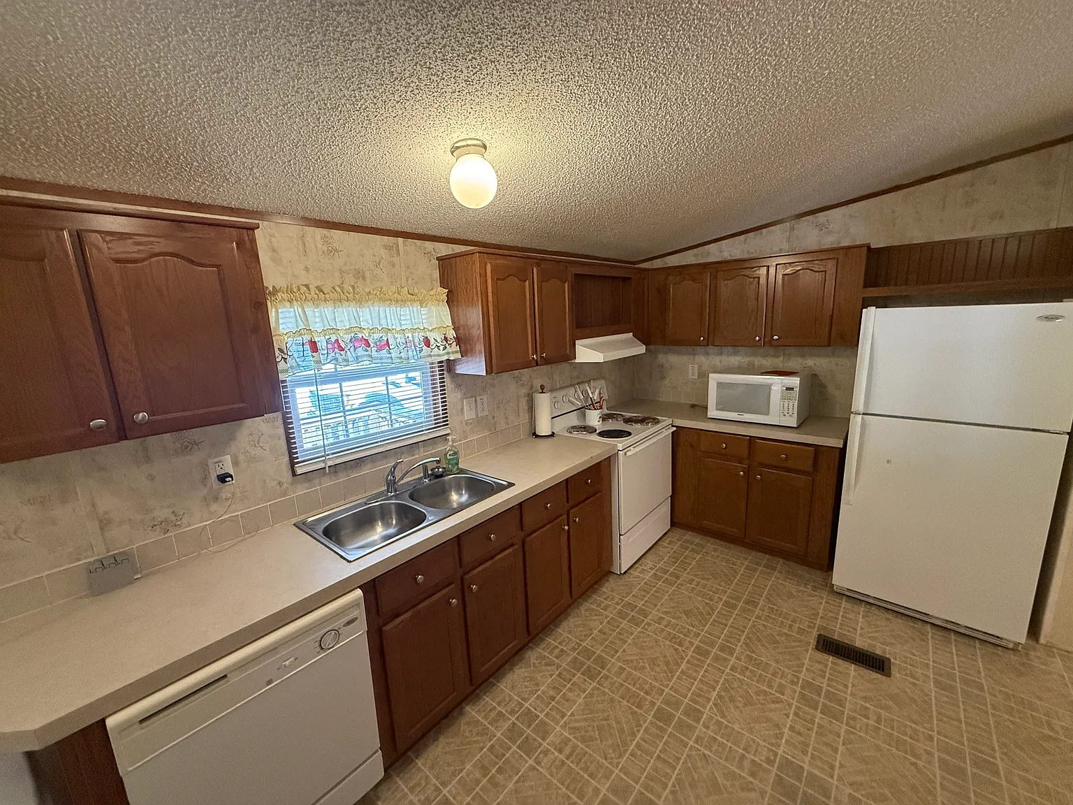 3 bed, 1334 sqft, $1,600 — Photo 3