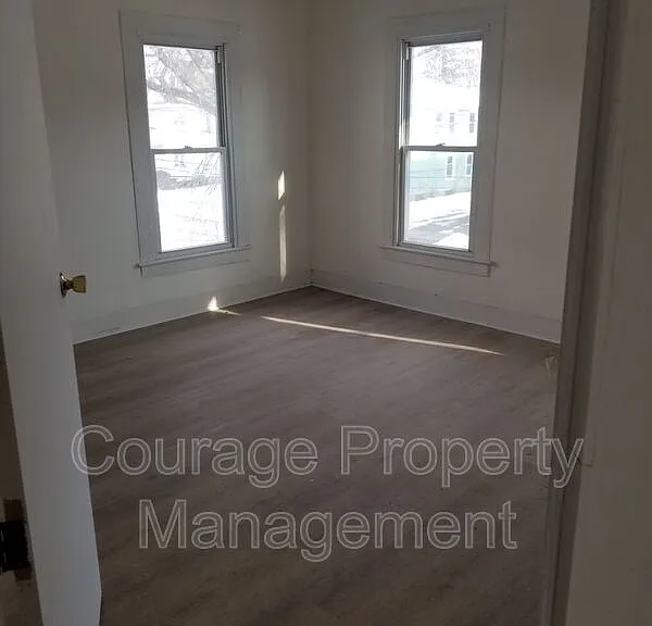 514 W 1st St #B — Photo 2