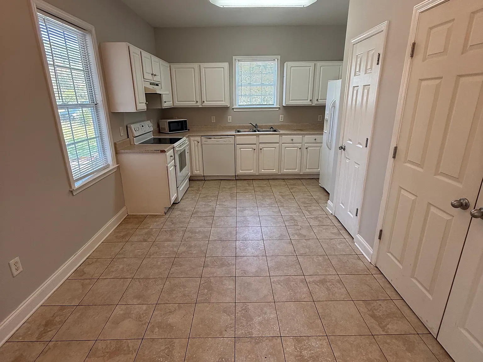 5 bed, 1712 sqft, $2,500 — Photo 4