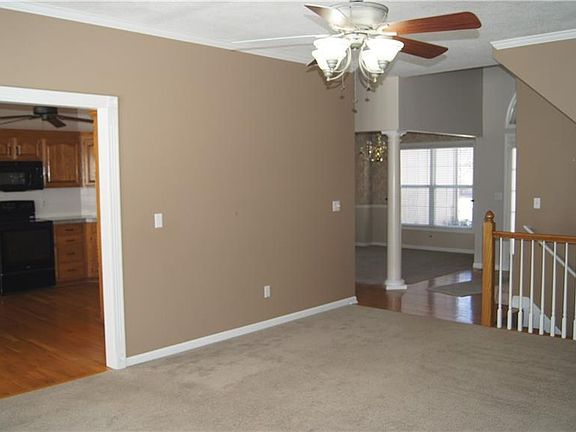 5th image of 532 NE Garnet Ln