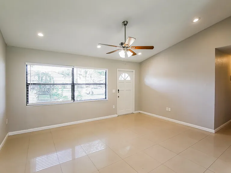 11460 NW 40th Pl — Photo 3