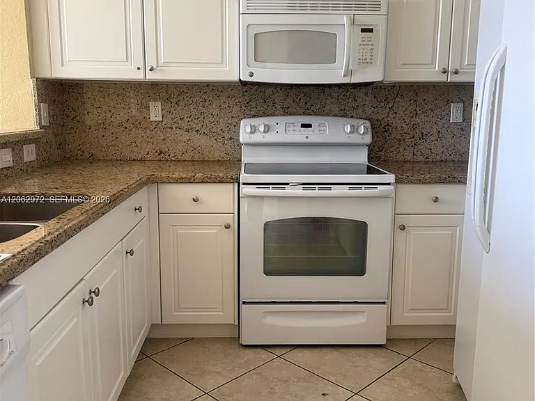 3064 SE 1st Dr #7 — Photo 5