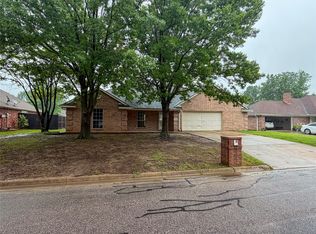 2204 N Village Dr, Bonham, TX 75418