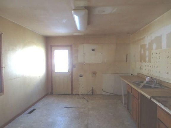 5th image of 213 E Streamwood Blvd
