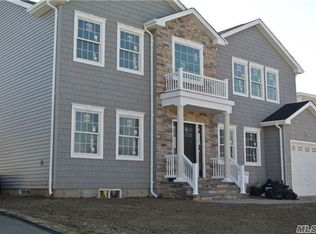 119 Syosset Cir, Syosset, NY 11791