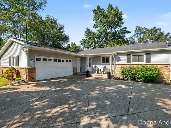 5581 Edgelawn Dr SE, Kentwood, MI 49508