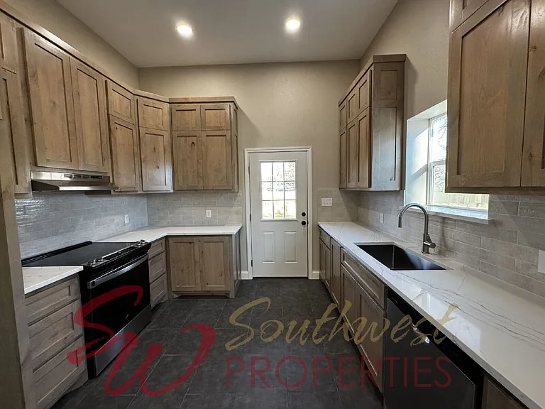 939 W Frey St — Photo 7