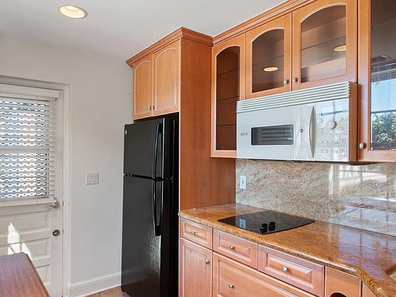 5th image of 215 Phipps Plz APT 3