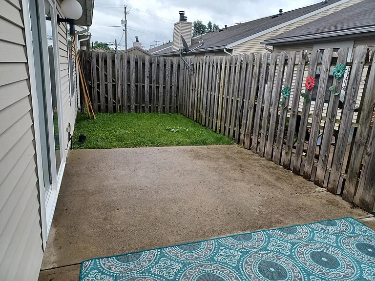 582 Moull St — Photo 37
