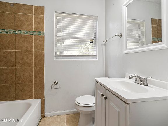 5th image of 3024 W 1ST Street W