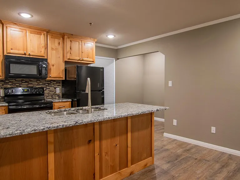 Creekside Apartments — Photo 2
