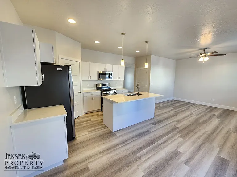 683 E Eureka Aly — Photo 9