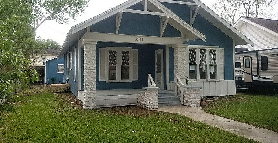 1st image of 221 11th Ave N