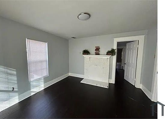 4th image of 1448 Davis St