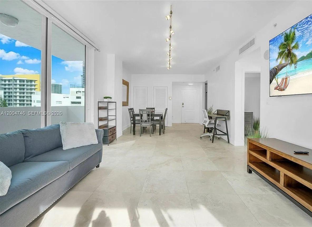 1 bed, 1.0 bath, 744 sqft, $2,300 — Photo 3