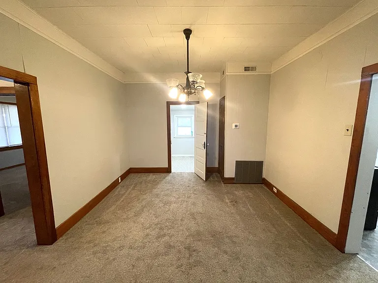 806 E Center St — Photo 7