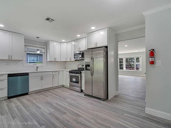 3rd image of 56 Paradise Blvd