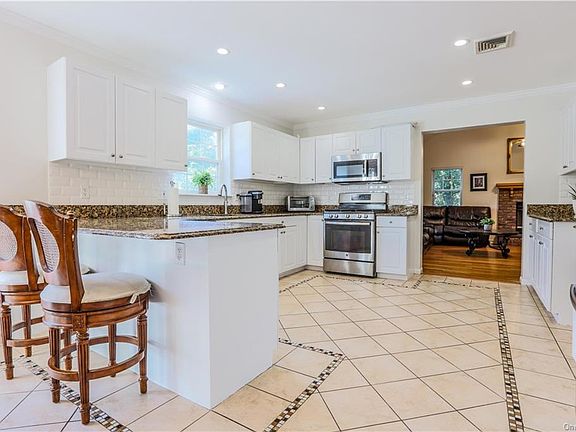 5th image of 12 Peachtree Dr
