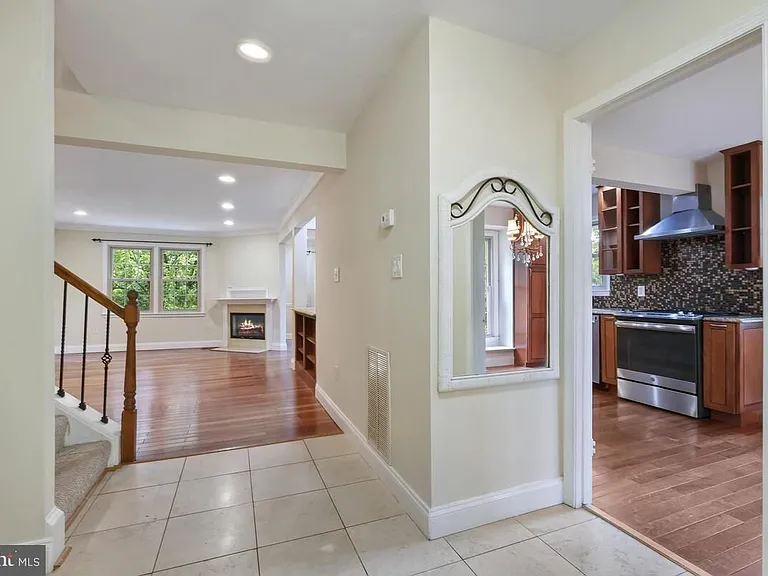 11426 Dorchester Ln — Photo 4