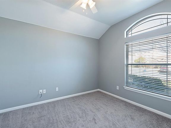 5th image of 927 Barrymore Ln