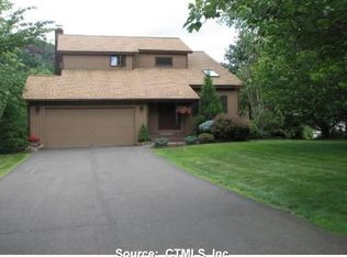 7 Cliffside Dr, Wallingford, CT 06492