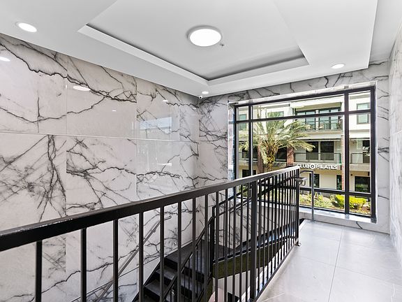 5th image of 927 S Howard Ave #1