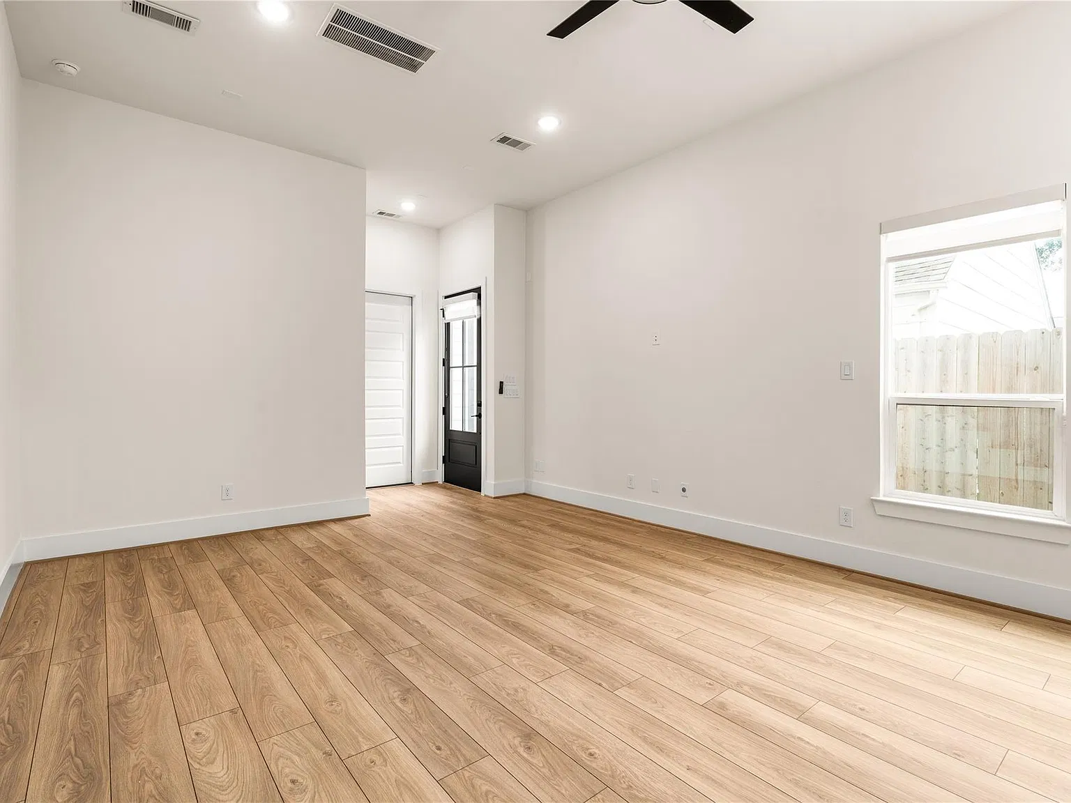 3 bed, 2.5 bath, 1700 sqft, $2,500 — Photo 4