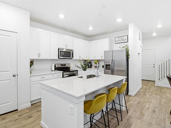 4th image of 555 Aspen Avenue