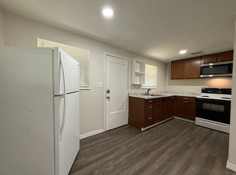 Fully Renovated 3BR/1BA Duplex W/D, Carport, Lawn Care & Water Included! — Photo 3