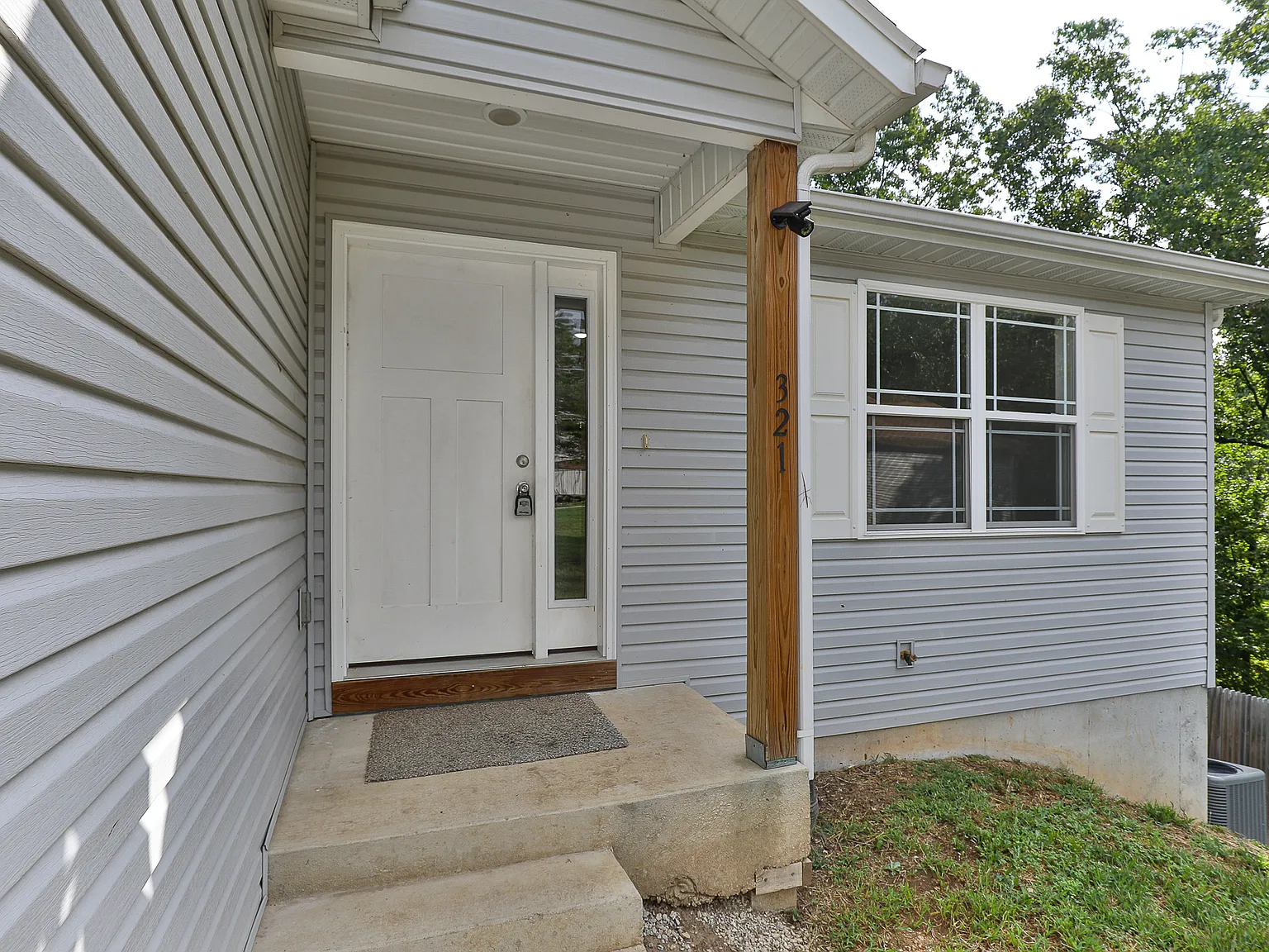 321 N Dogwood Pl — Photo 2