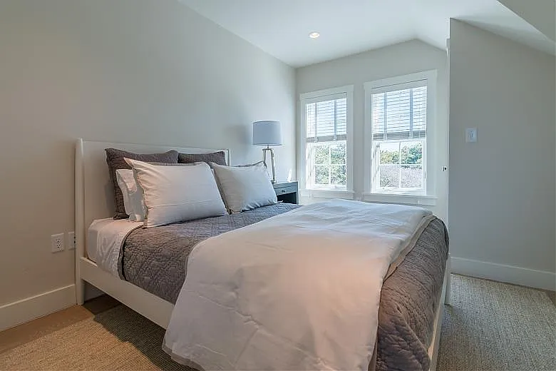 6 bed, 4.5 bath, 5426 sqft — Photo 2
