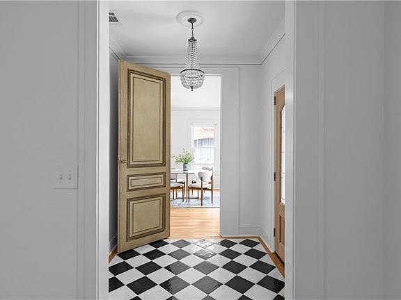 4th image of 833 Martina Dr NE