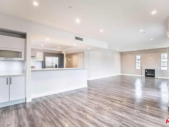 3rd image of 1326 S Centinela Ave #302