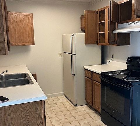 2nd image of 1054 Crestfield St #B10