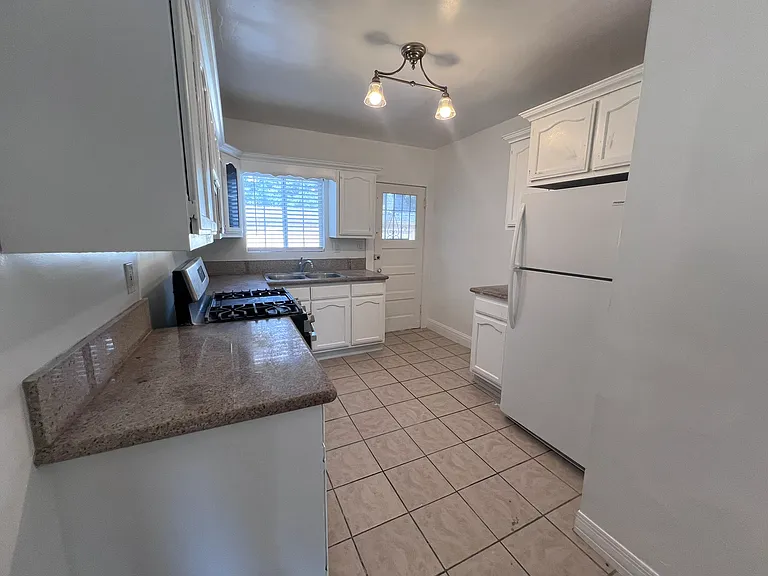 415 W 8th St — Photo 7