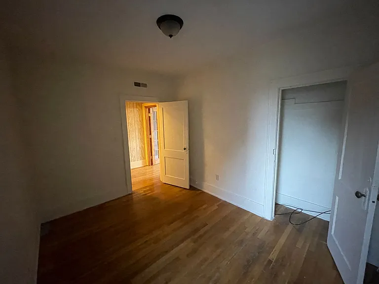 506 Kirby St E — Photo 10