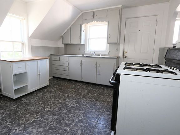 5th image of 32 N Bow St