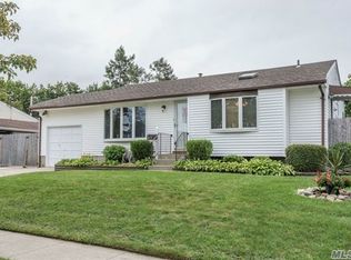 11 Bowman Ln, Commack, NY 11725