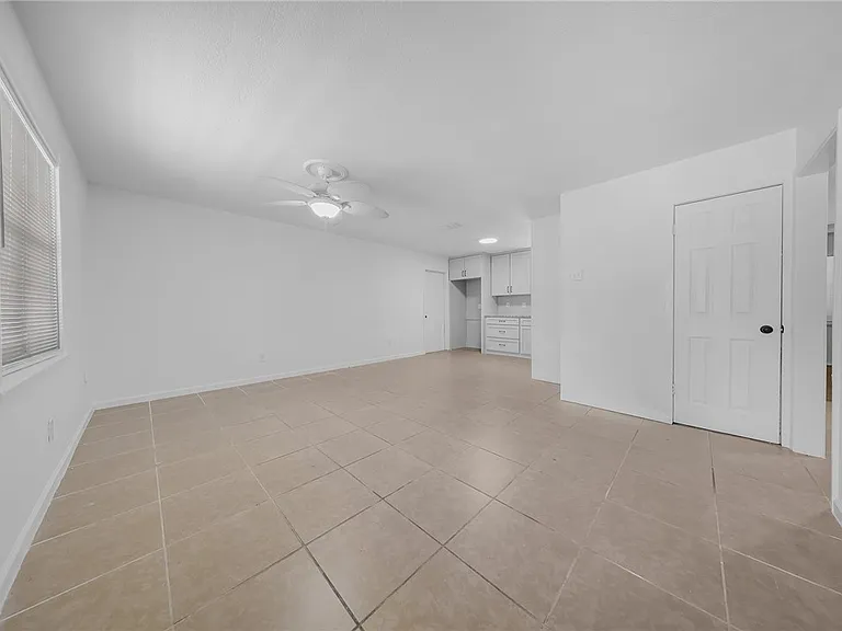 1814 Loritte Dr — Photo 2