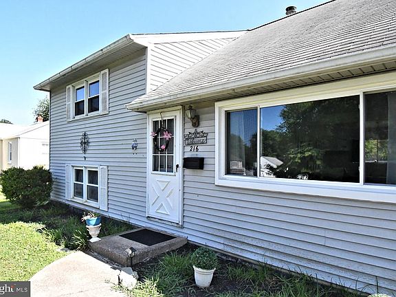 4th image of 216 Rosewood Ave