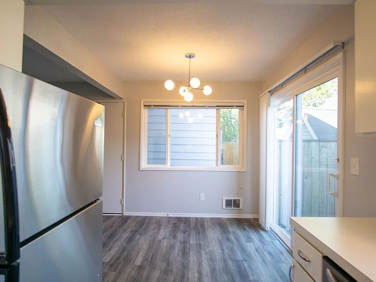 Off SE Belmont: Mid-Century 2Bdr w/Patio & Parking! — Photo 5