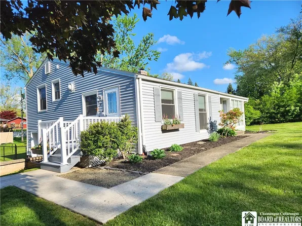 6 Middlesex Dr, Fredonia, NY 14063